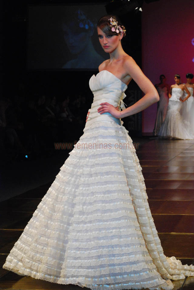 Vestido de novia strapless capas de tul con vuelo Dario Arbina